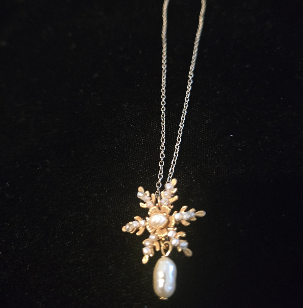 Elegant Gold and Pearl Snowflake Pendant Necklace